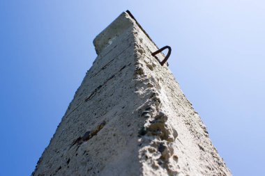Yeşil çim eski beton yapılar