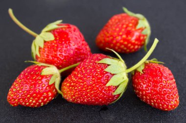 Tahta masadaki çilekler.