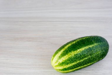 Masanın üzerinde bir salatalık