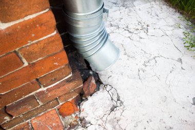 Bir drenaj ile kırmızı tuğla duvar