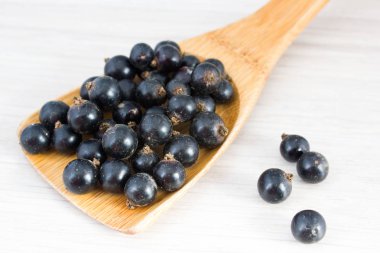 Siyah frenk üzümü çilek masada