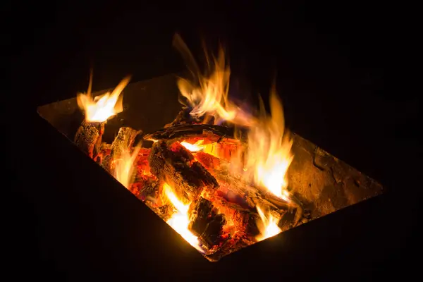 Bir Barbekü karanlıkta yanan kömürlerin — Stok fotoğraf