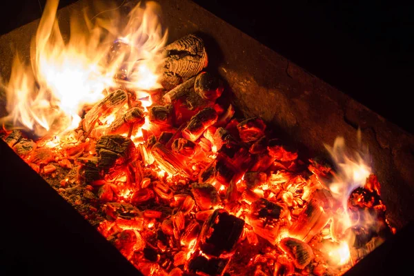 烧烤在黑暗中燃烧着的煤 — 图库照片