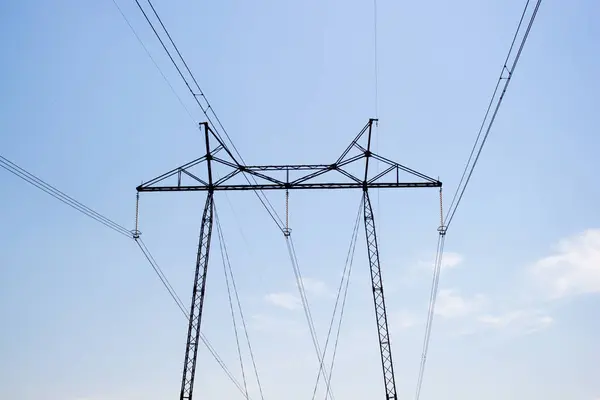 空に対して電力線 — ストック写真