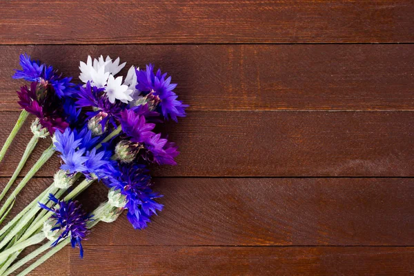 Bouquet of cornflowers on wooden table — Stock Photo, Image