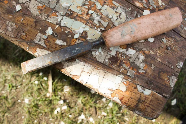 Scalpello vecchio su un tavolo di legno — Foto Stock