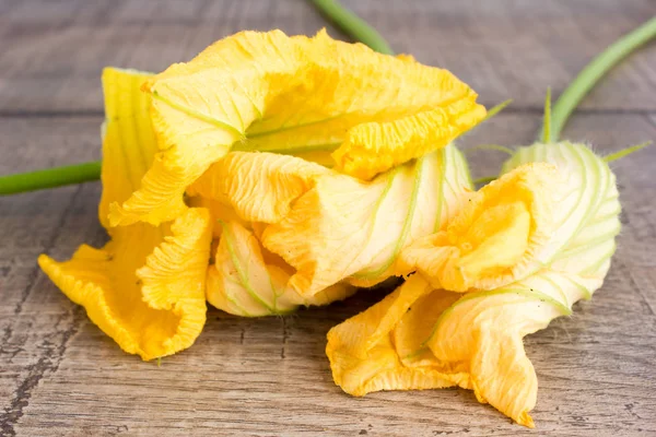 Bunga kuning zucchini di atas meja kayu — Stok Foto