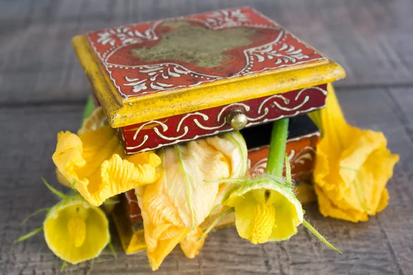 Fleurs jaunes de courgettes sur une table en bois — Photo