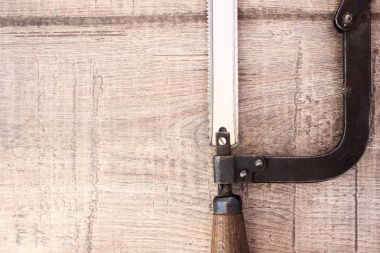 Tahtaya metali gördüm