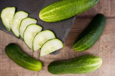 ahşap üzerinde taze salatalık