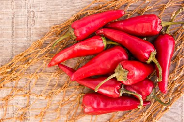 Bazı kırmızı baharatlı biber ahşap tablo