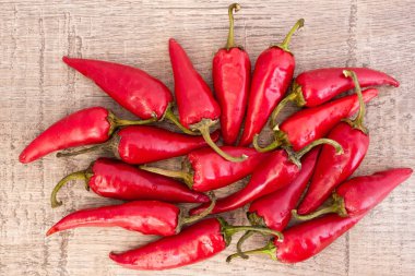 Bazı kırmızı baharatlı biber ahşap tablo