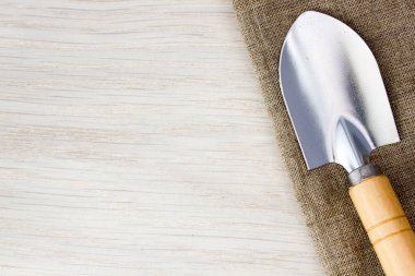 Mala ve ahşap masa üstünde çul araçları