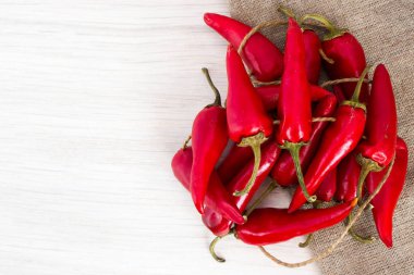 Bazı kırmızı baharatlı biber ahşap tablo