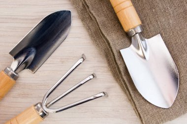 Mala ve ahşap masa üstünde çul araçları