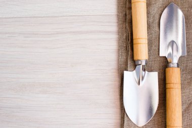 Mala ve ahşap masa üstünde çul araçları