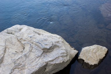 Bir dağ nehir iki taşı