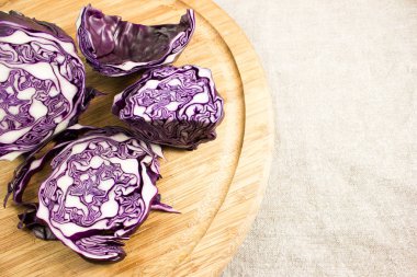 Masanın üzerine dilimlenmiş kırmızı lahana