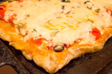 Dilim pizza pişirme tepsisi bir siyah