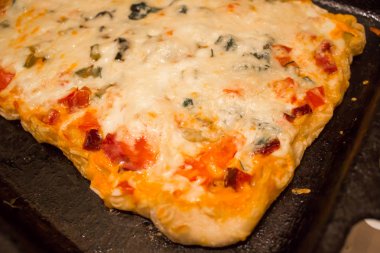 Dilim pizza pişirme tepsisi bir siyah