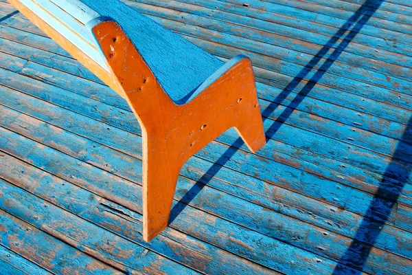 Modrá dřevěná lavička na dřevěné — Stock fotografie
