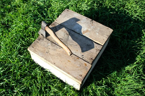 Hacha de hierro en las tablas de madera — Foto de Stock