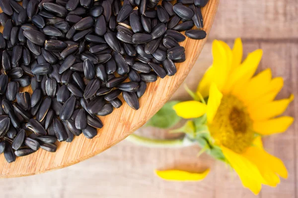 Tohum ve ayçiçeği ahşap üzerinde çiçekler
