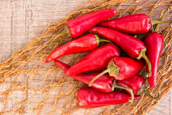 Bazı kırmızı baharatlı biber ahşap tablo