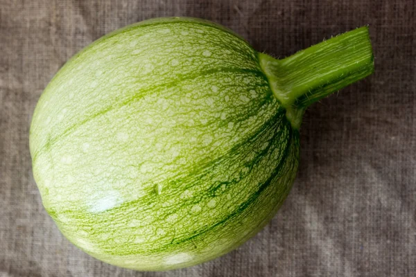 Ronde groene courgette op een houten tafel — Stockfoto