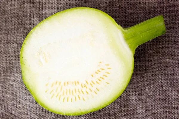 Ahşap bir masa üzerinde yuvarlak yeşil kabak