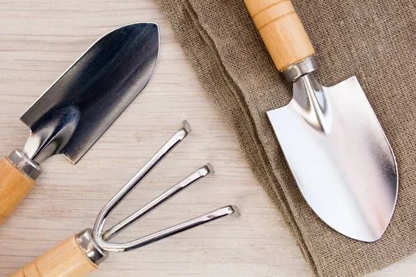 Mala ve ahşap masa üstünde çul araçları