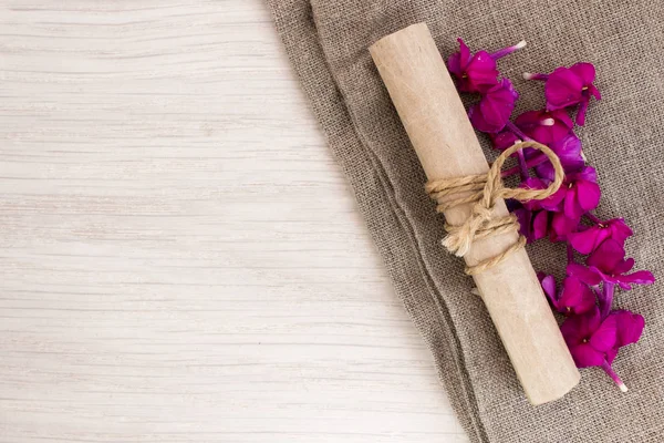 Masanın üzerine çuval bezi üzerinde eski kaydırma