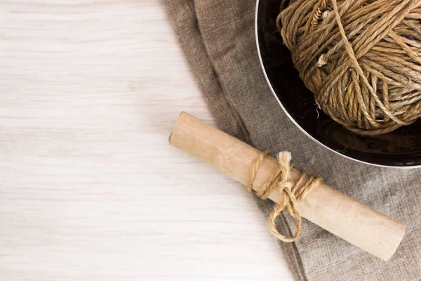 Masanın üzerine çuval bezi üzerinde eski kaydırma