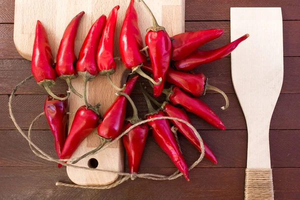 Bazı kırmızı baharatlı biber ahşap tablo