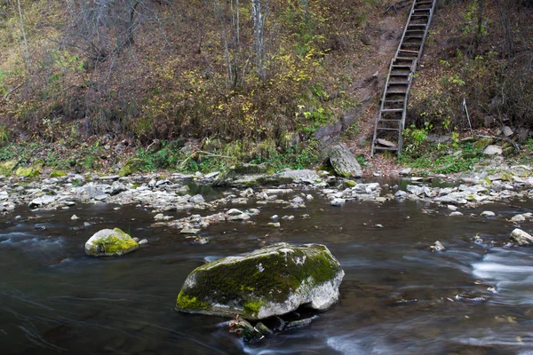 Fluss im Wald mit Steinen. Seidenwasser. — Stockfoto