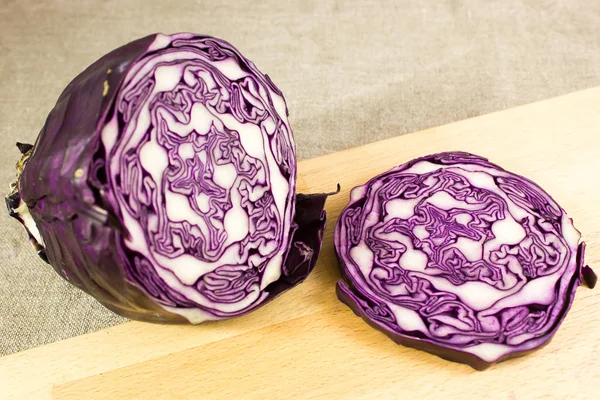 Masanın üzerine dilimlenmiş kırmızı lahana