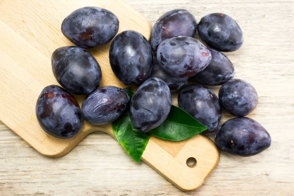 Enkele verse pruimen op tafel — Stockfoto