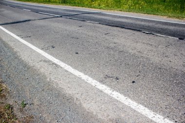 Yaz aylarında eski asfalt yol