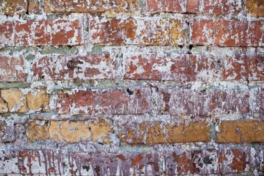 Eski bir tuğla duvar yok