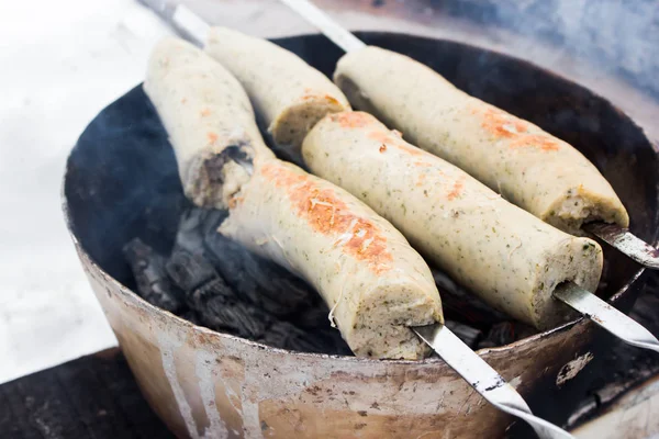 Izgara sosis ateşe kızarmış