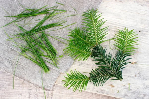 Spruce branches on a wooden table — Stock Photo, Image