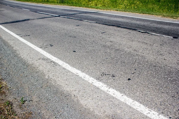 Yaz aylarında eski asfalt yol