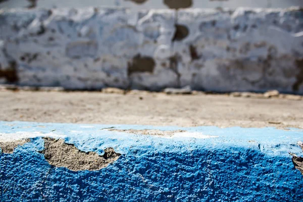 Kırık bir sıva ile eski beton duvar