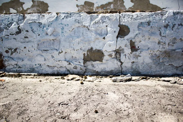 Antiguo muro de hormigón con un yeso roto —  Fotos de Stock