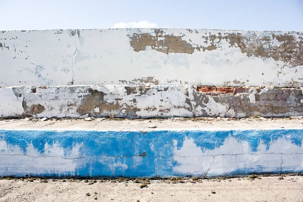 Vecchio muro di cemento con un intonaco rotto — Foto Stock