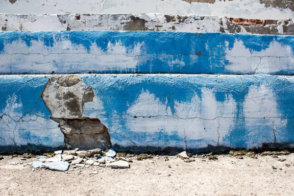 Kırık bir sıva ile eski beton duvar