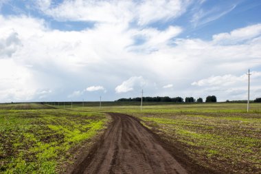 Ufukta bulut içine toprak yol gider