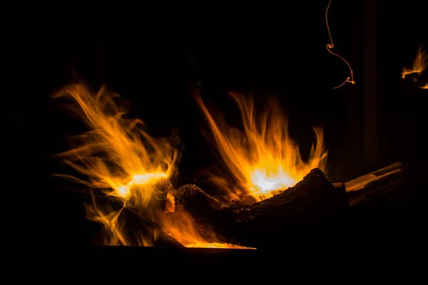 在黑夜里的火焰 — 图库照片