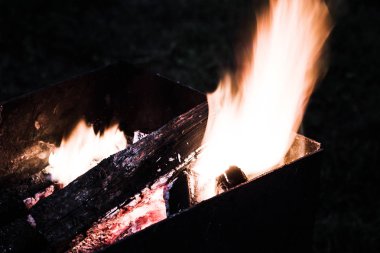 Karanlık, Barbekü yangında alevler.