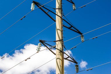 Bir arka plan mavi gökyüzü ve bulutlar satırlarında kutup